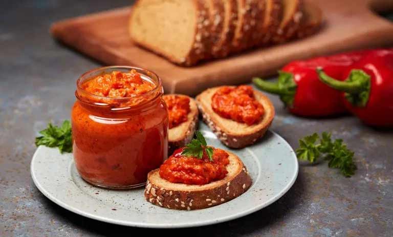 طرز تهیه آیوار؛ معروف‌ترین غذای صربستان با بادمجان