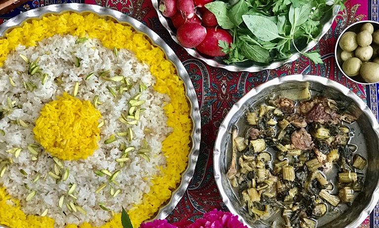 طرز تهیه خورشت کرفس؛ نکات جا افتادن و لعابدار شدن آن
