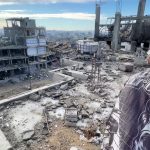 آرایشگری یک فلسطینی در میان ویرانه‌های فلسطین