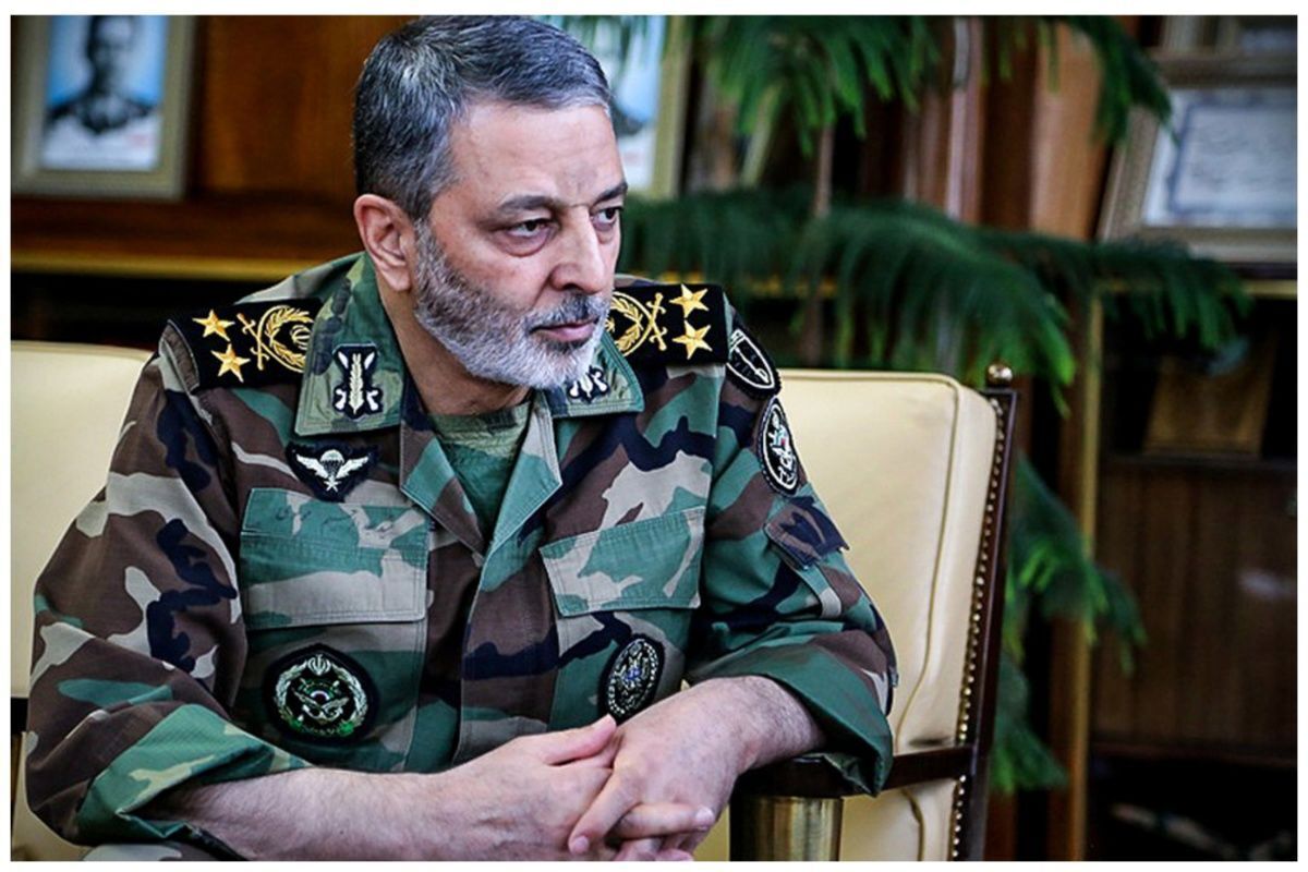 با پرتاب ۴ تکه سنگ به آسمان ایران هوا برشان داشته است/ مخیر کردن ما بین دو انتخاب امضای یک تکه کاغذ و قبول ضربه نظامی اشتباه است