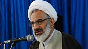 رهبری ابرمردی است که پشت همه استکبار را به خاک مالید