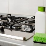 چگونه لکه‌های سخت اجاق‌ گاز را تمیز کنیم؟