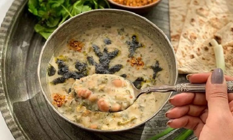 طرز تهیه آش جو دوغ+ نکات و فوتوفن ها