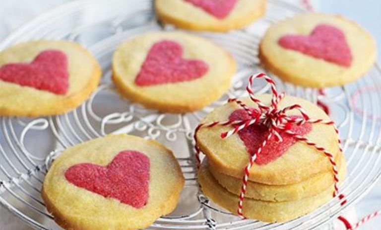 طرز تهیه بیسکویت ولنتاین قلبی دو رنگ؛ ساده و خوشمزه