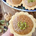 طرز تهیه تارتلت گردویی برای عید؛ دسر جذاب فرانسوی