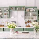 مرتب کردن کابینت‌ها برای خانه تکانی عید 1404
