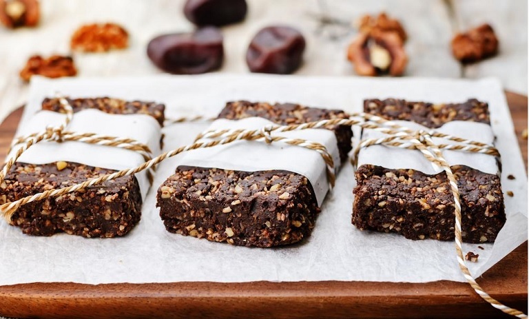 طرز تهیه پروتئین بار خانگی؛ برای میان وعده ورزشکاران و بچهها