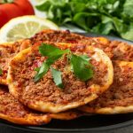 طرز تهیه لاهماجون ترکیه‌ای؛ یک نوع پیتزای معروف و خوشمزه