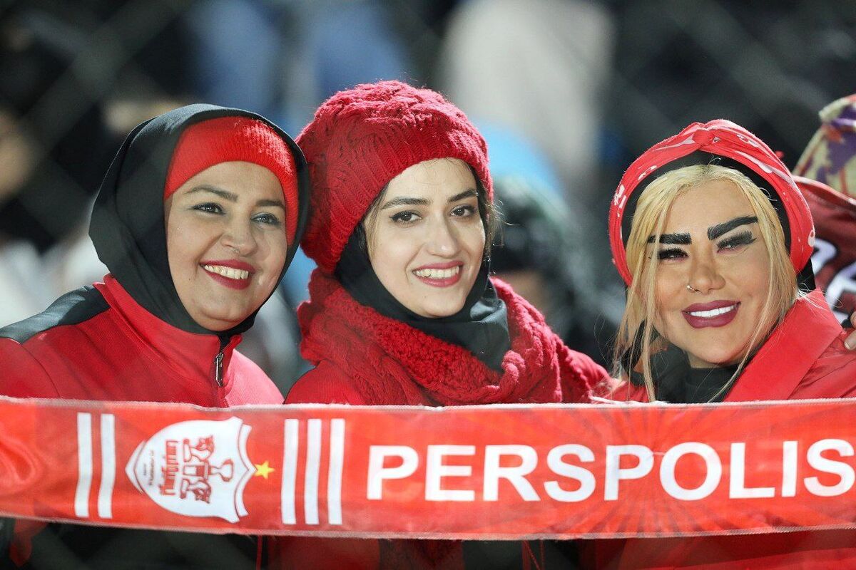 کریخوانی دخترهای پرسپولیسی برای استقلال در یزد +فیلم