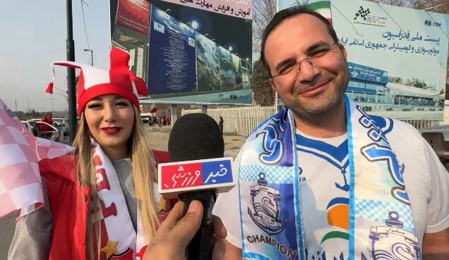 دعوای زن و شوهری در ورزشگاه آزادی؛ زوج عجیب هوادار تیمهای پرسپولیس و ملوان مقابل دوربین خبرورزشی +فیلم