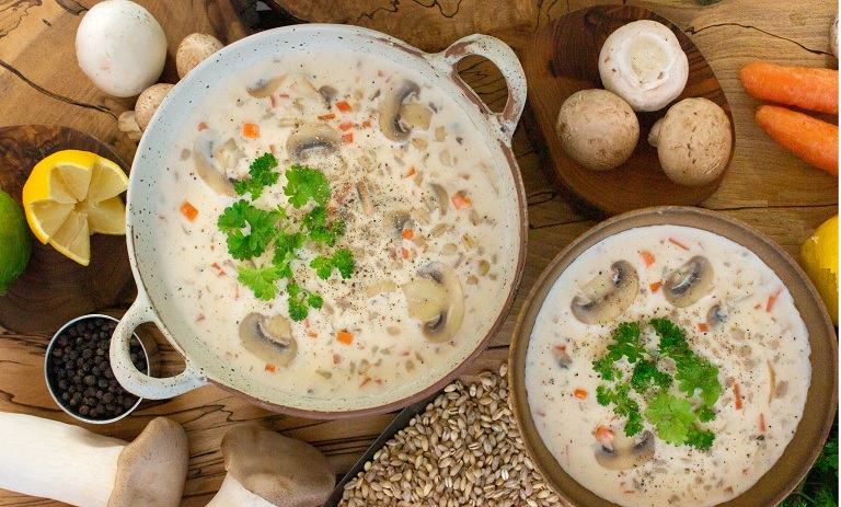 طرز تهیه سوپ جو با شیر و خامه؛ پیشغذای خوشمزه برای افطاری