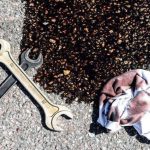 18 روش پاک کردن لکه روغن ماشین از لباس و زمین