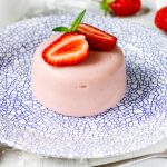 طرز تهیه دسر توت فرنگی با بیسکوئیت؛ ساده و خوشمزه