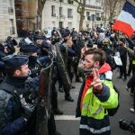 آتش‌زدن پرچم آمریکا و ماکت تسلا در تظاهرات پاریس