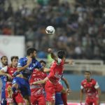 حضور بازیکنان پرسپولیس برای گرم کردن در میان تشویق بانوان