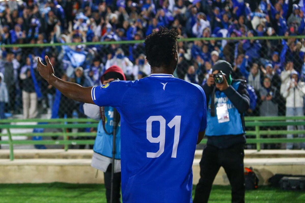 مهاجم مغضوب هواداران استقلال به فولاد رسید
