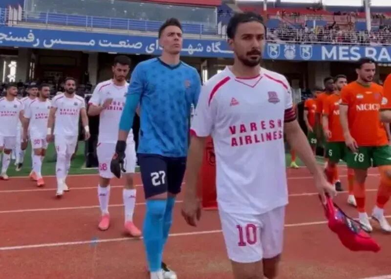 اتفاق عجیب در لیگ برتر ایران؛ مدافع، موقعیت گل را با دست گرفت و اخراج نشد!