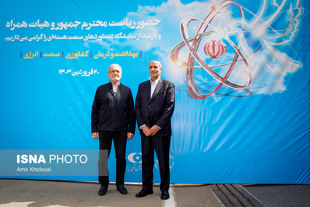 تصاویر دیدار رئیس جمهور از نمایشگاه صنعت هستهای