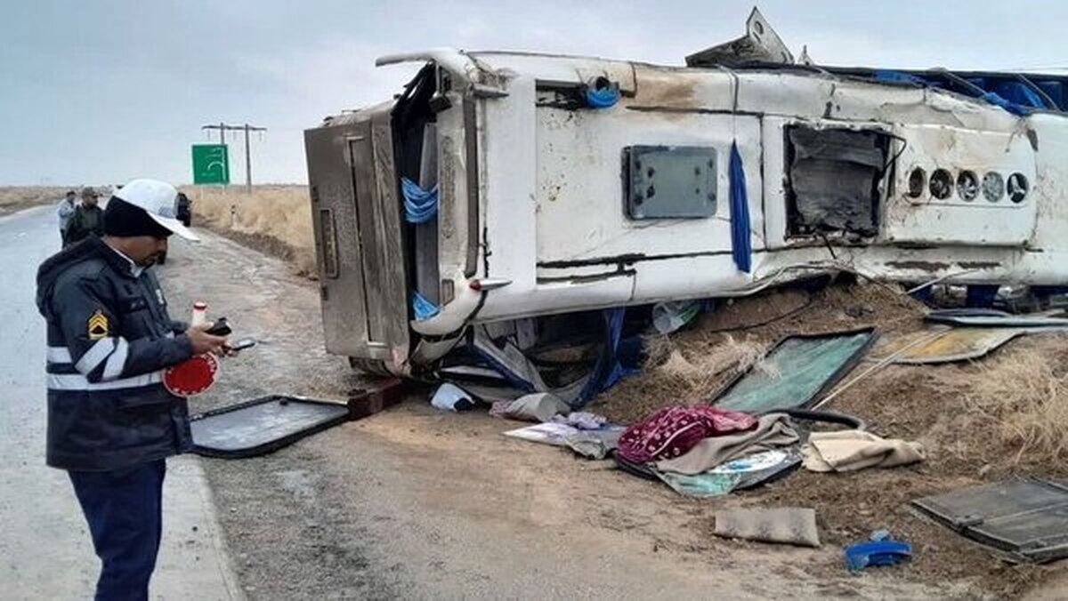 دلیل واژگونی اتوبوس مسافری کرمان مشخص شد
