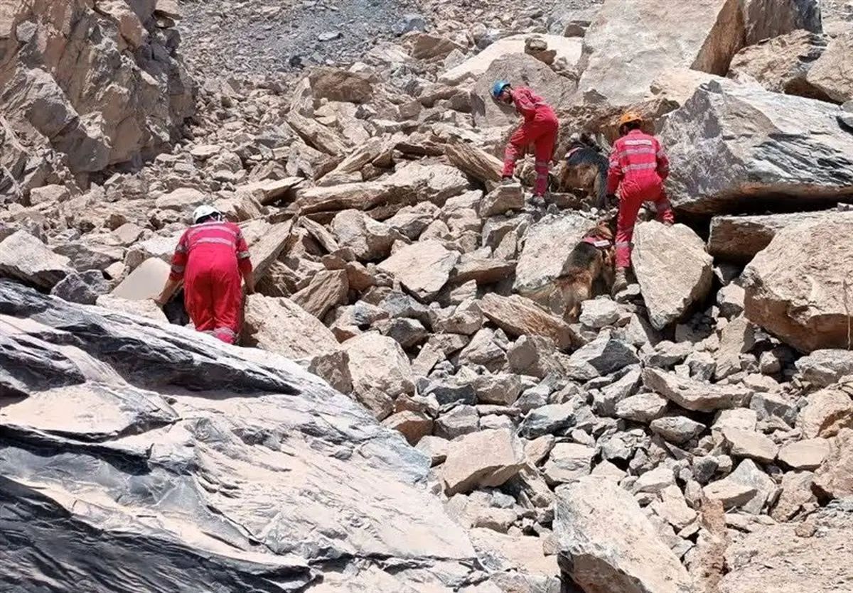 نجات ۲ نفر از زیر آوار معدن، یک کارگر جان باخت