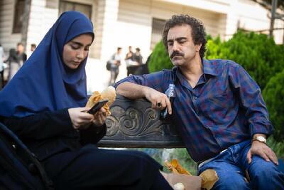 نوید محمد زاده در حال تماشای پایتخت در ماشین+ فیلم