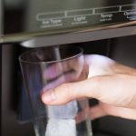 چگونه بوی بد آب‌ سردکن یخچال را با مواد طبیعی از بین ببریم؟