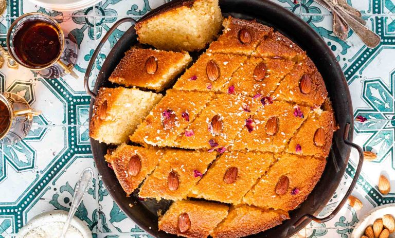 طرز تهیه کیک بسبوسه عربی با آرد سمولینا؛ کیک خیس مصری