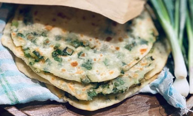طرز تهیه کلانه کردستان؛ نان سنتی با سیر کوهی تازه