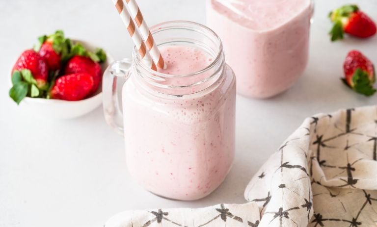 طرز تهیه میلک شیک توت‌ فرنگی به روش کافی‌‌شاپی