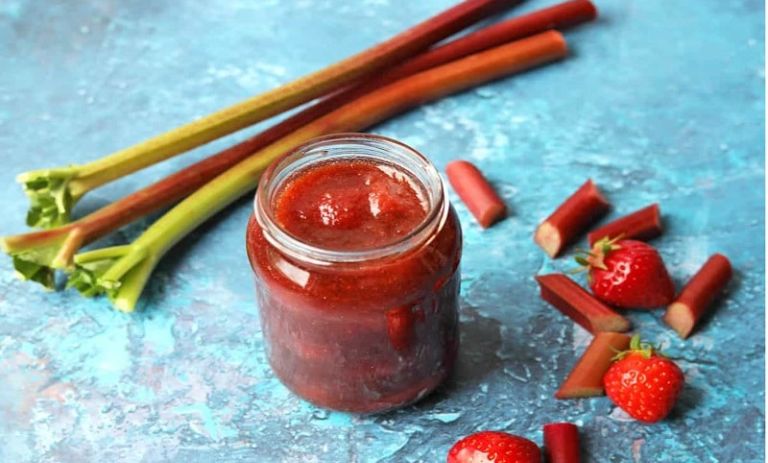 طرز تهیه مربای ریواس و توتفرنگی + نکات شکرک و کپک نزدن