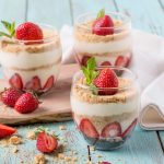 طرز تهیه مگنولیا توت فرنگی؛ دسر ترکیه‌ای خوشمزه