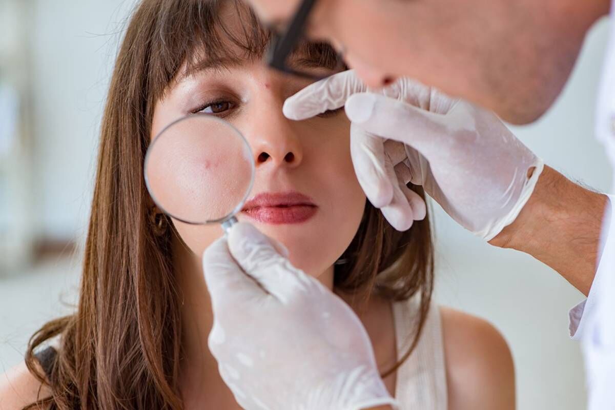چه زمانی باید به دکتر پوست و مو مراجعه کنیم؟