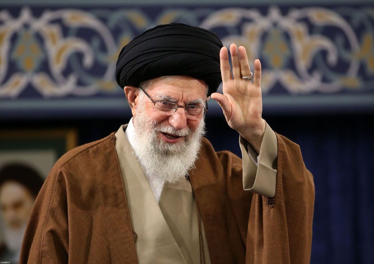 واکنش جالب رهبر انقلاب به فرستادن صلوات و دست زدن هم زمان کارگران+ عکس