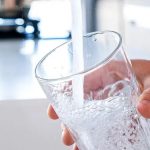 چه زمانی باید آب سرد، گرم یا ولرم بنوشیم؟