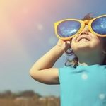 برای در امان ماندن چشم از اشعه UV خورشید چه عینکی بزنیم؟