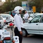 بدلکاری خطرناک یک زن چادری روی سقف خودرو + فیلم