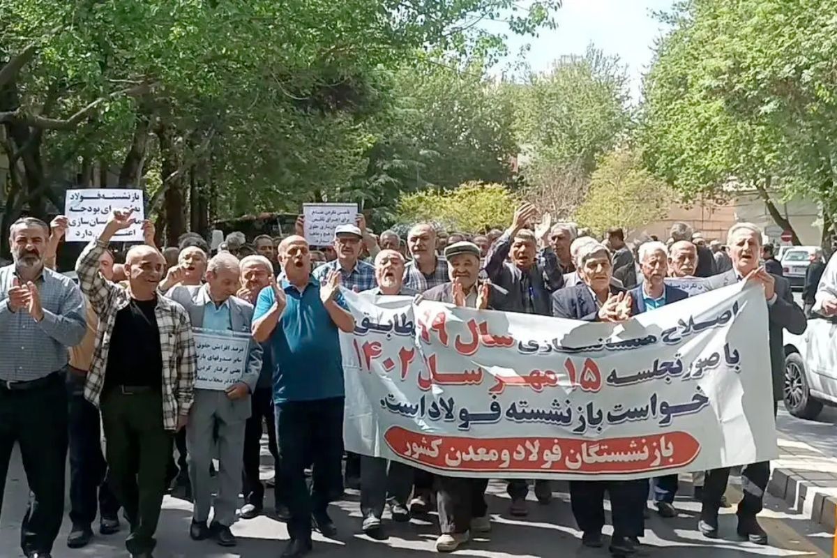تجمع اعتراضی بازنشستگان مقابل مجلس / همسانسازی حقوق را اجرا کنید + عکس