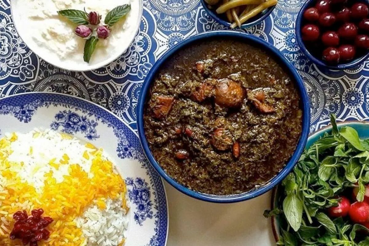 راز تیره و سیاه شدن قرمه سبزی رستورانی/ فوت و فن خورشت قرمه سبزی خوشمزه! + فیلم