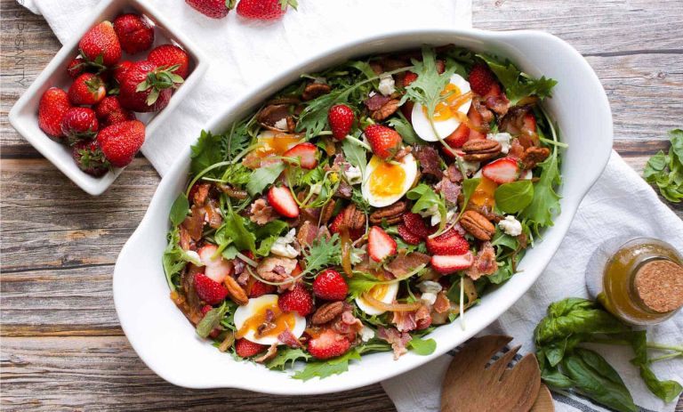 طرز تهیه سالاد بیکن و توتفرنگی؛ انتخابی شیک برای میزهای مجلسی