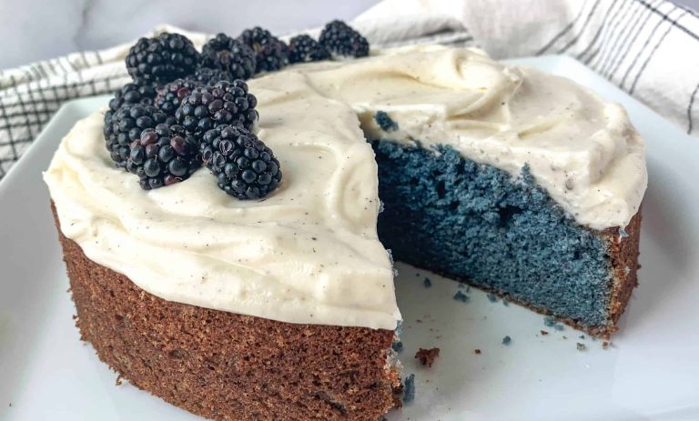 طرز تهیه کیک توت سیاه؛ کیک بهاری با طعمی بینظیر