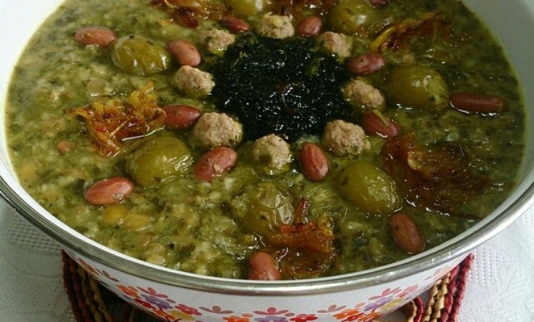 طرز تهیه سوپ گوجه سبز؛ پیشغذای مناسب برای مهمانیهای بهاری