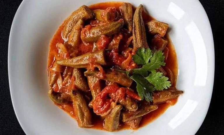 طرز تهیه خوراک بامیه و گوجه‌ سبز؛ غذای ترش و خوشمزه