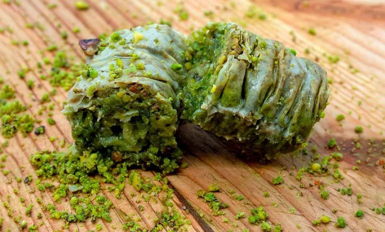 طرز تهیه دلمه پسته‌ای با خمیر یوفکا؛ دسر مجلسی برای مهمانی