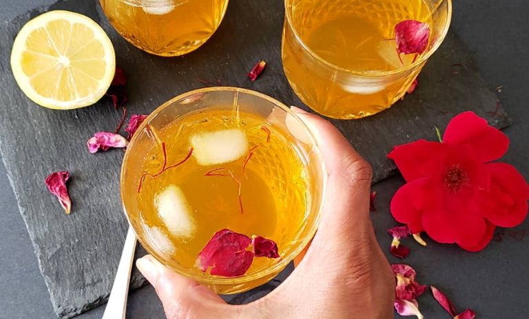 طرز تهیه شربت گلاب زعفران با روشی ساده برای پذیرایی