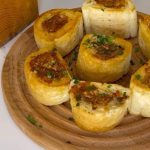طرز تهیه سوسیس تخم‌مرغ با پنیر پیتزا؛ صبحانه لاکچری خوشمزه