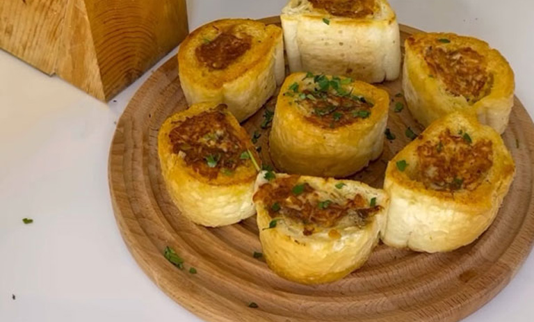 طرز تهیه سوسیس تخم‌مرغ با پنیر پیتزا؛ صبحانه لاکچری خوشمزه