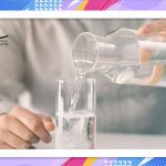 نوشیدن آب با غذا: مفید یا مضر؟
