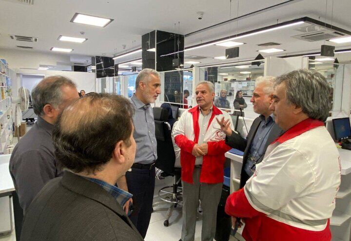 پیرصالحی از داروخانه مرکزی هلال احمر بازدید کرد
