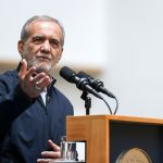 پزشکیان با پوشیدن کاپشن و کشیدن زیپش از مصرف زیاد برق گله کرد! + فیلم