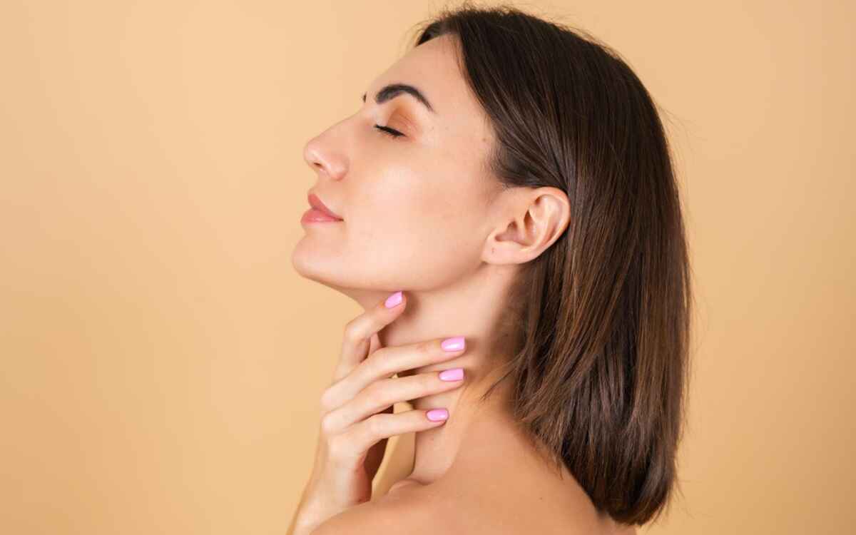 چطور بدون جراحی، غبغب را محو کنیم؟ فقط با چند حرکت ساده آرایشی!